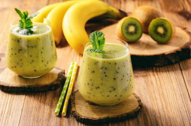 banany-smuzi-stakany-frukty-banan-kivi-wood